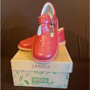L’Amour Mary Janes leather children’s shoes. Buckle with Velcro closure.